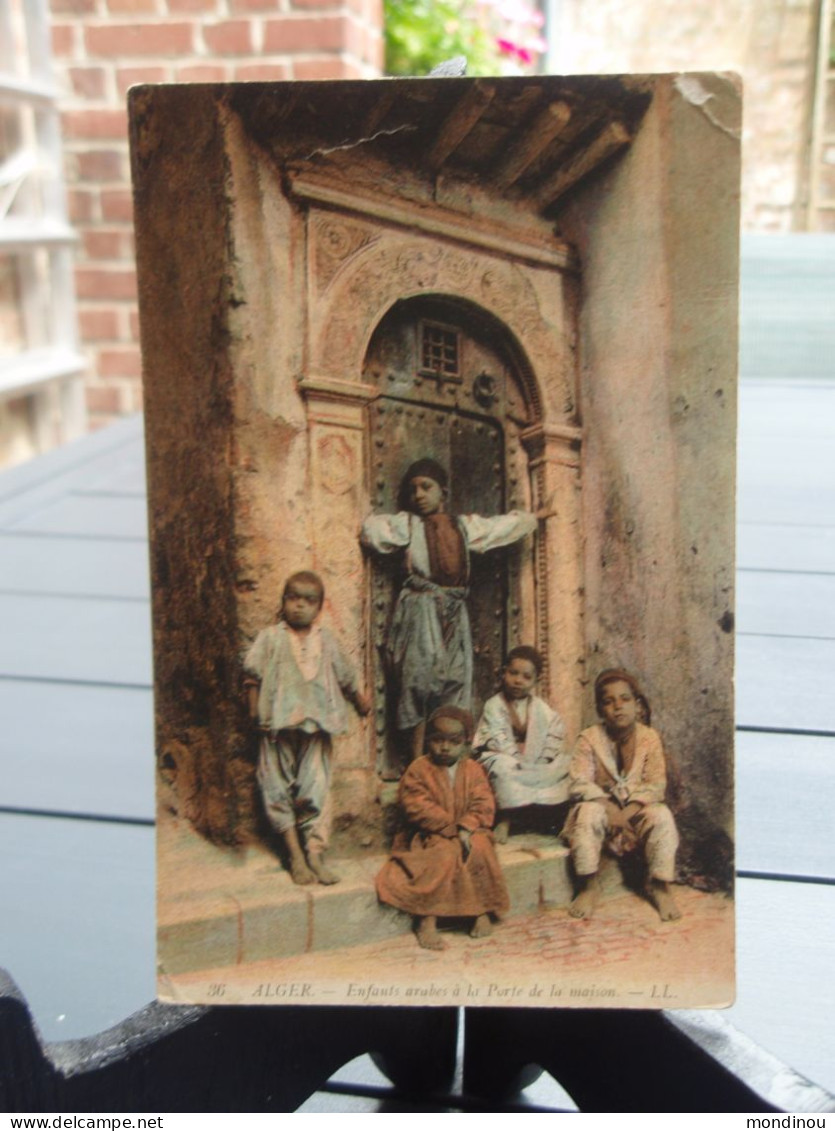 Cpa Couleur ALGER Enfants Arabes à La Porte De La Maison.1909 - Adressée à Mr M. Menuisier à   Wasselnheim - Wasselonne. - Alger