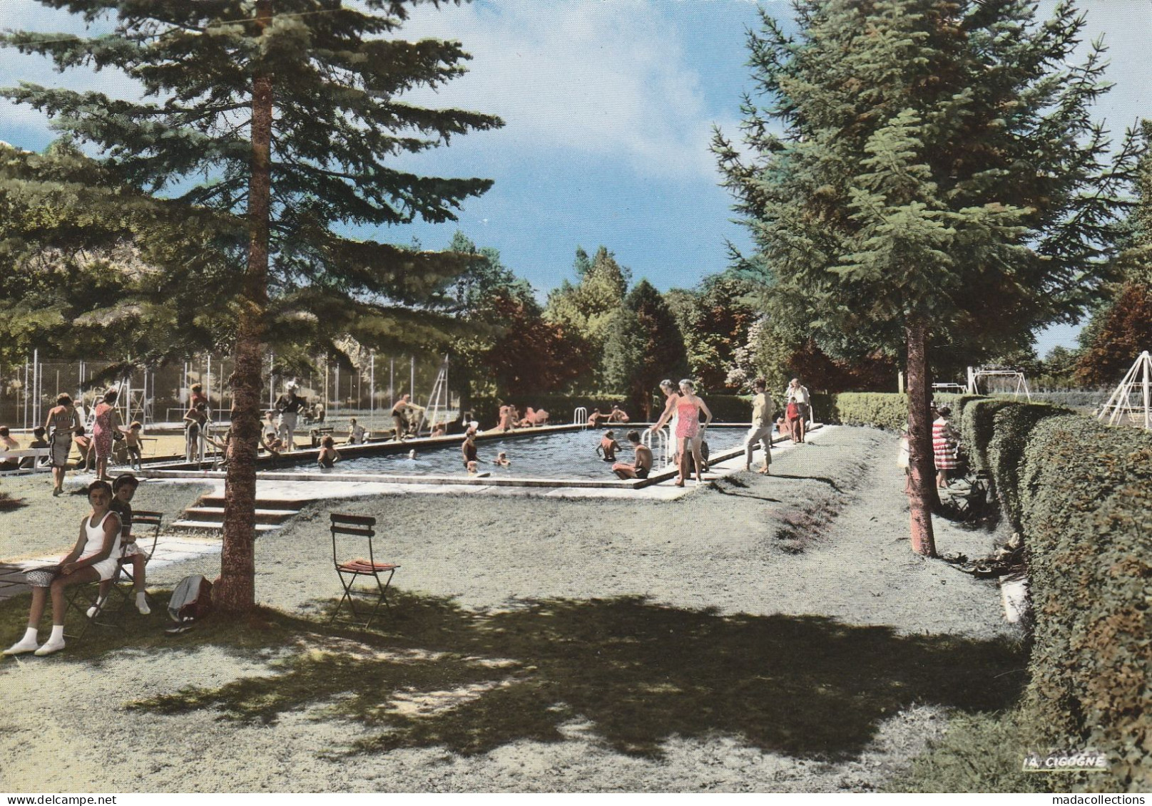 Vic Sur Cère (15 - Cantal) Le Parc : La Piscine Et Les Tennis - Autres & Non Classés