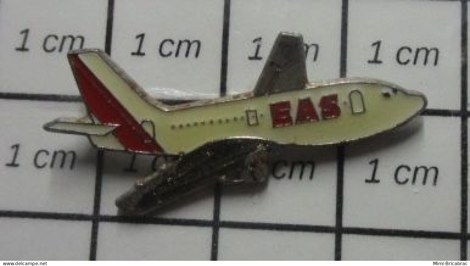 811B Pin's Pins / Beau Et Rare / AVIATION / COMPAGNIE AERIENNE EAS AVION COMMERCIAL BLANC ET ROUGE - Airplanes