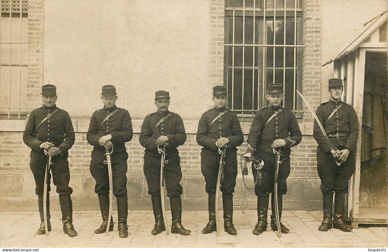 CARTE PHOTO GROUPES DE MILITAIRES AVEC SABRE - Personnages