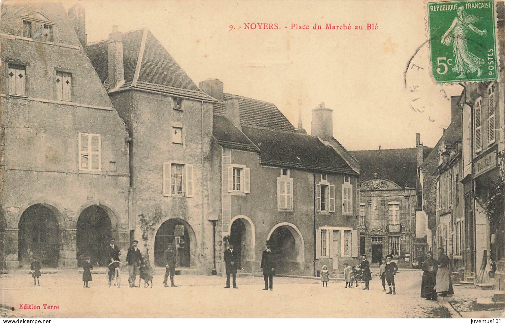 CPA Noyers-Place Du Marché Au Blé-9-Timbre   L2925 - Noyers Sur Serein