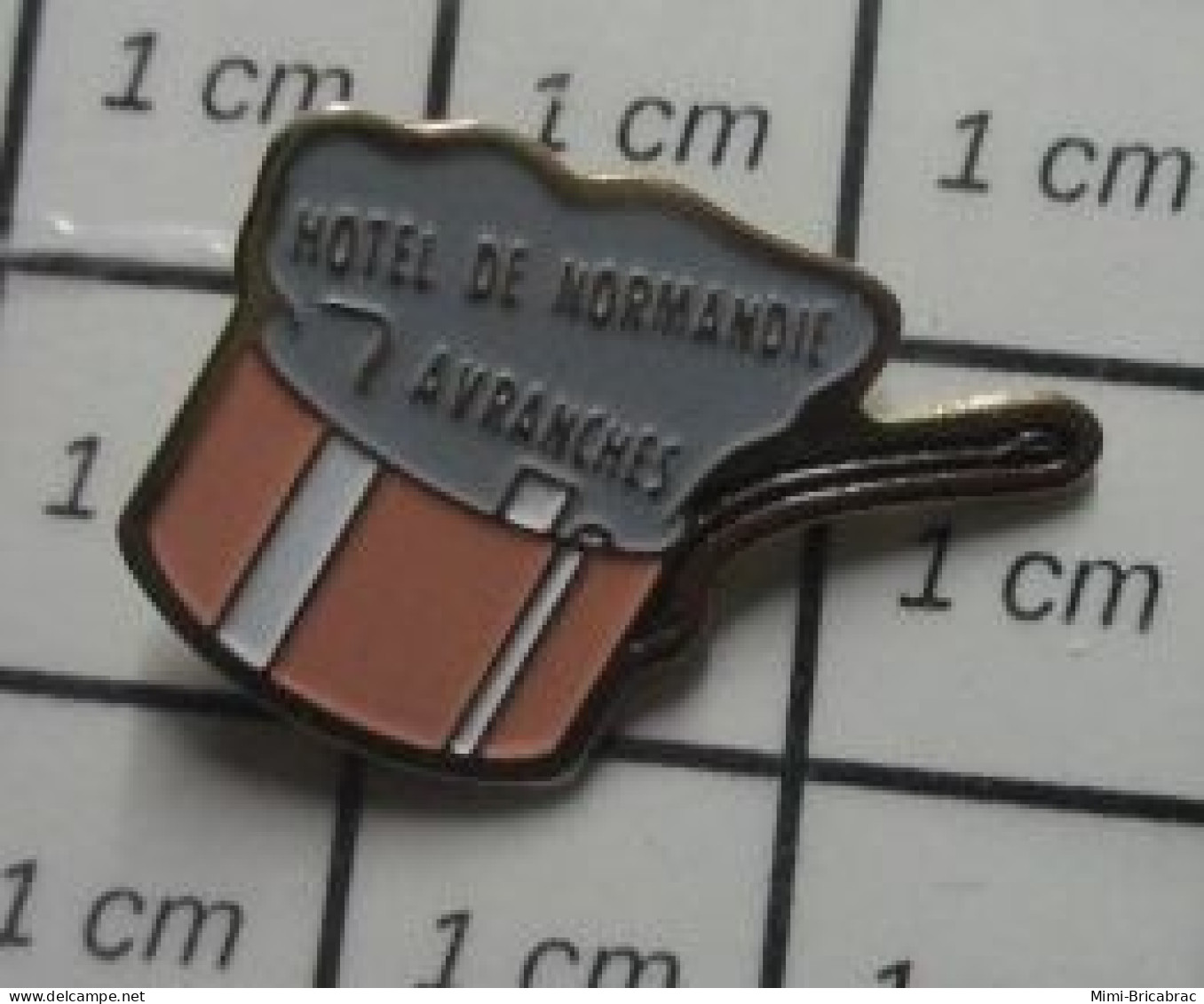 811B  Pin's Pins / Beau Et Rare / ALIMENTATION / CASSEROLE EN CUIVRE HOTEL DE NORMANDIE AVRANCHES - Lebensmittel