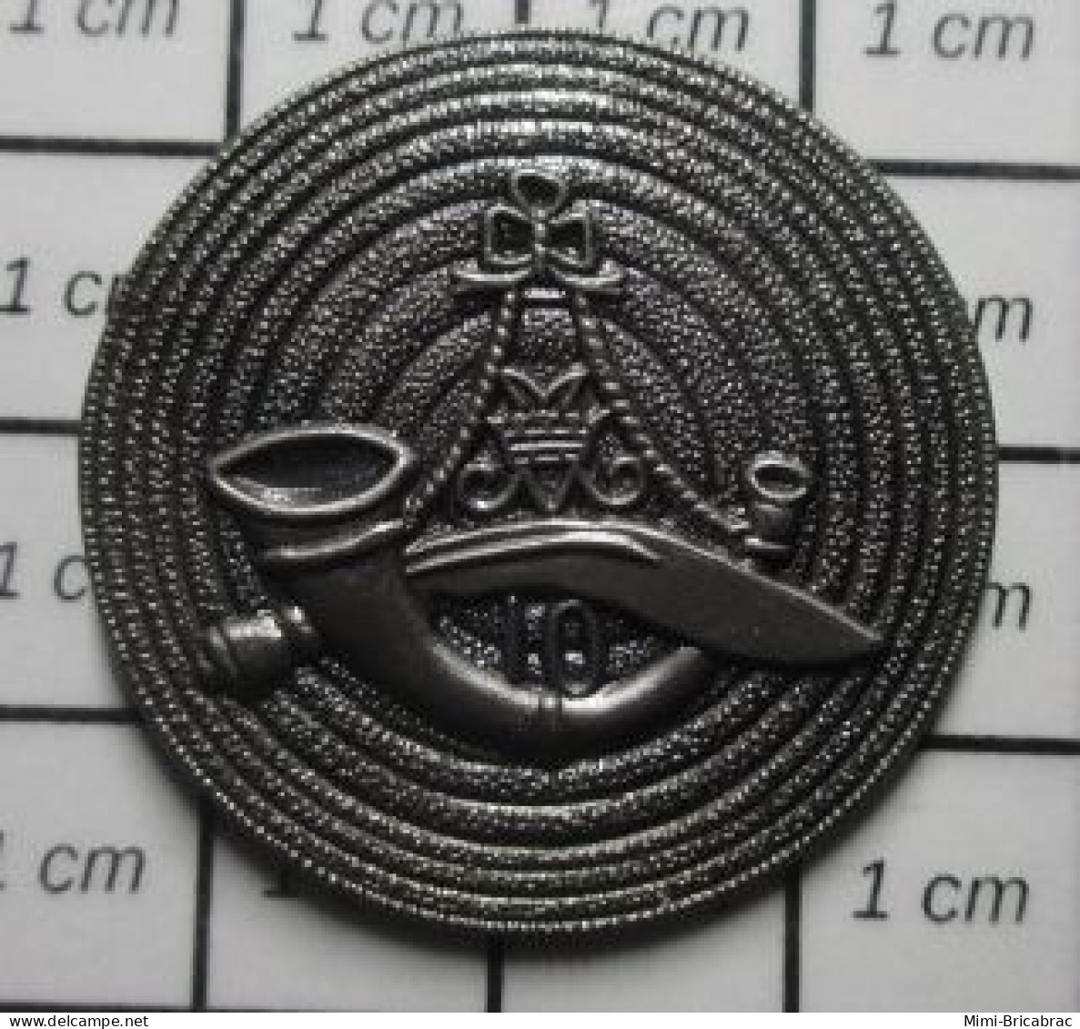 811B Pin's Pins / Beau Et Rare / MILITARIA / INSIGNE TROUPES D'ELITE 10e GURKHA NEPAL KRISS - Armee