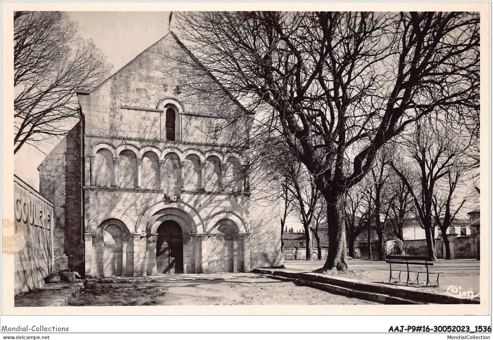 AAJP9-16-0731 - LA COURONNE - L'Eglise Et La Place De L'Eglise  - Angouleme