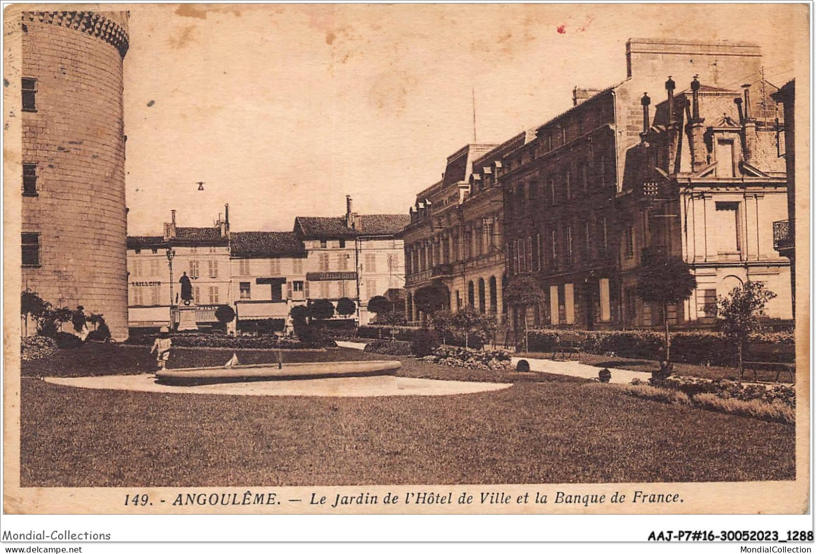AAJP7-16-0606 - ANGOULEME - Le Jardin De L'Hotel De Ville Et La Banque De France - Angouleme