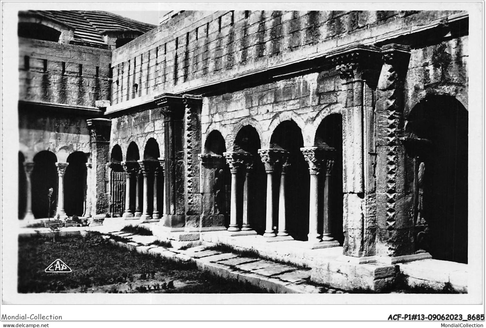 ACFP1-13-0060 - ARLES - Vue Sur La Galerie Gothique Du Cloitre  - Arles