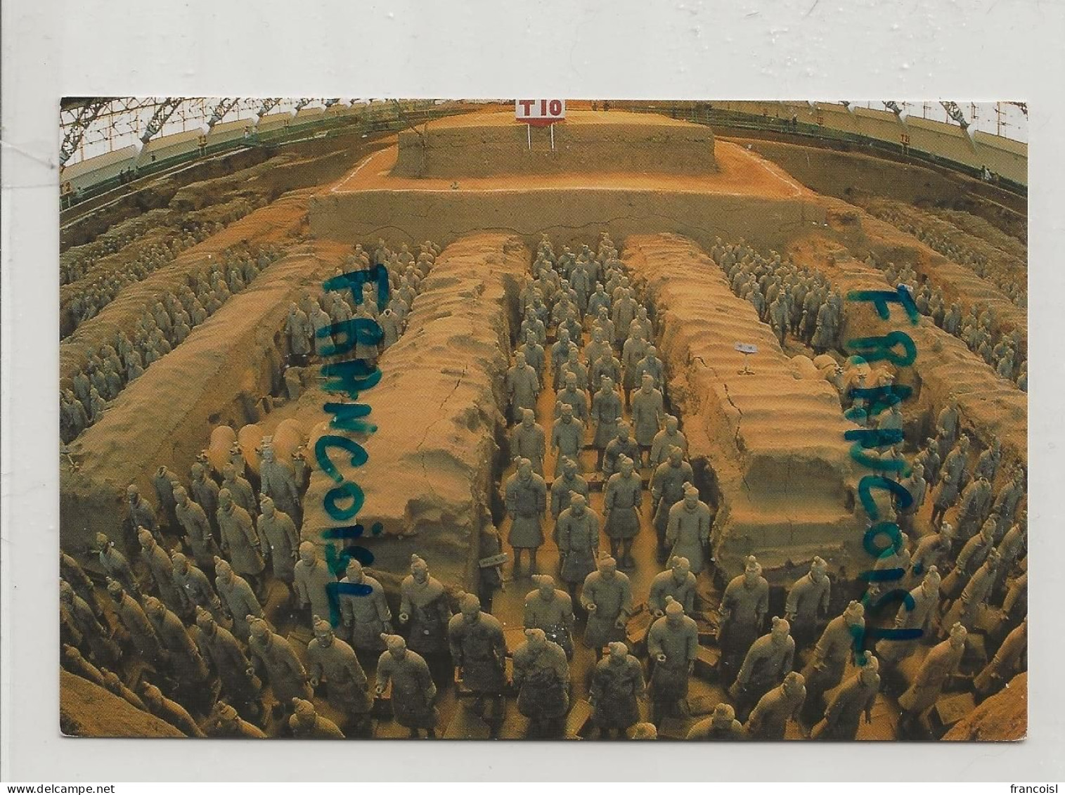 Chine. Armée De Qin. A Panorama Of Pit N° 1 At The Qin Terra-cotta Army. Terre Cuite - Chine