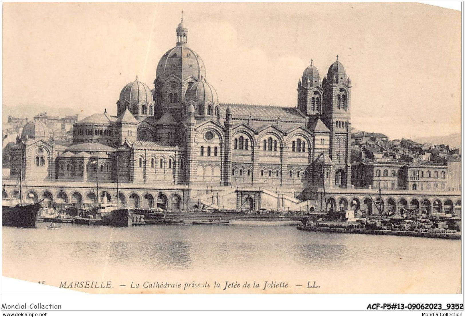 ACFP5-13-0393 - MARSEILLE - La Cathedrale Prise De La Jétée De La Joliette  - Joliette, Zone Portuaire