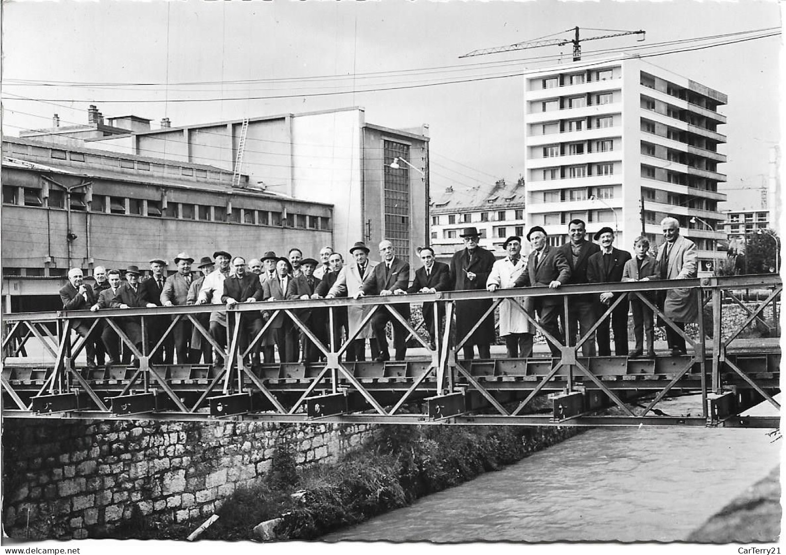 CPSM. 73 CHAMBERY. FOIRE DE SAVOIE 1965. GROUPES DE PERSONNES SUR LE PONT BAILEY. - Chambery