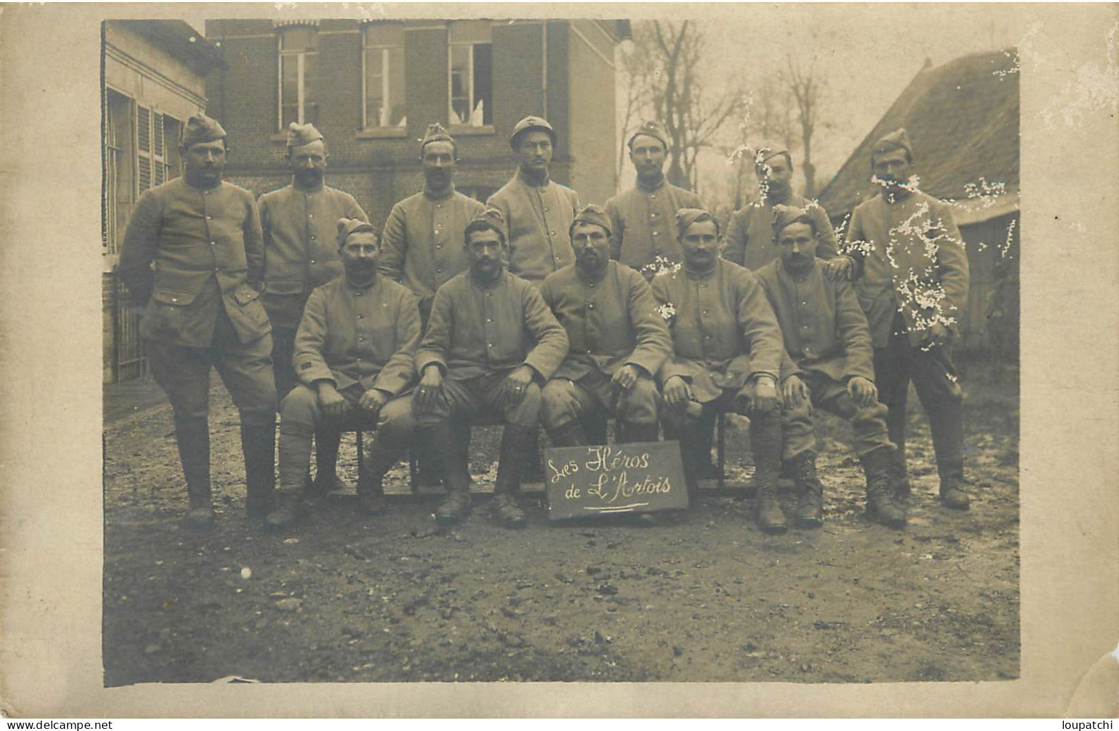 CARTE PHOTO  GROUPE DE MILITAIRES LES HEROS DE L ARTOIS - Autres & Non Classés