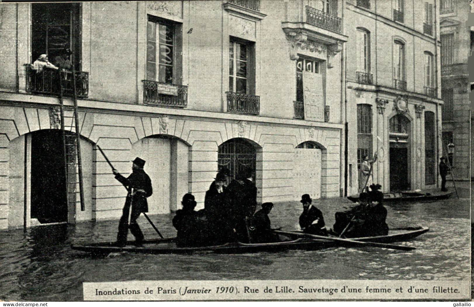 INONDATIONS DE PARIS RUE DE LILLE SAUVETAGE D'UNE FEMME - Paris Flood, 1910