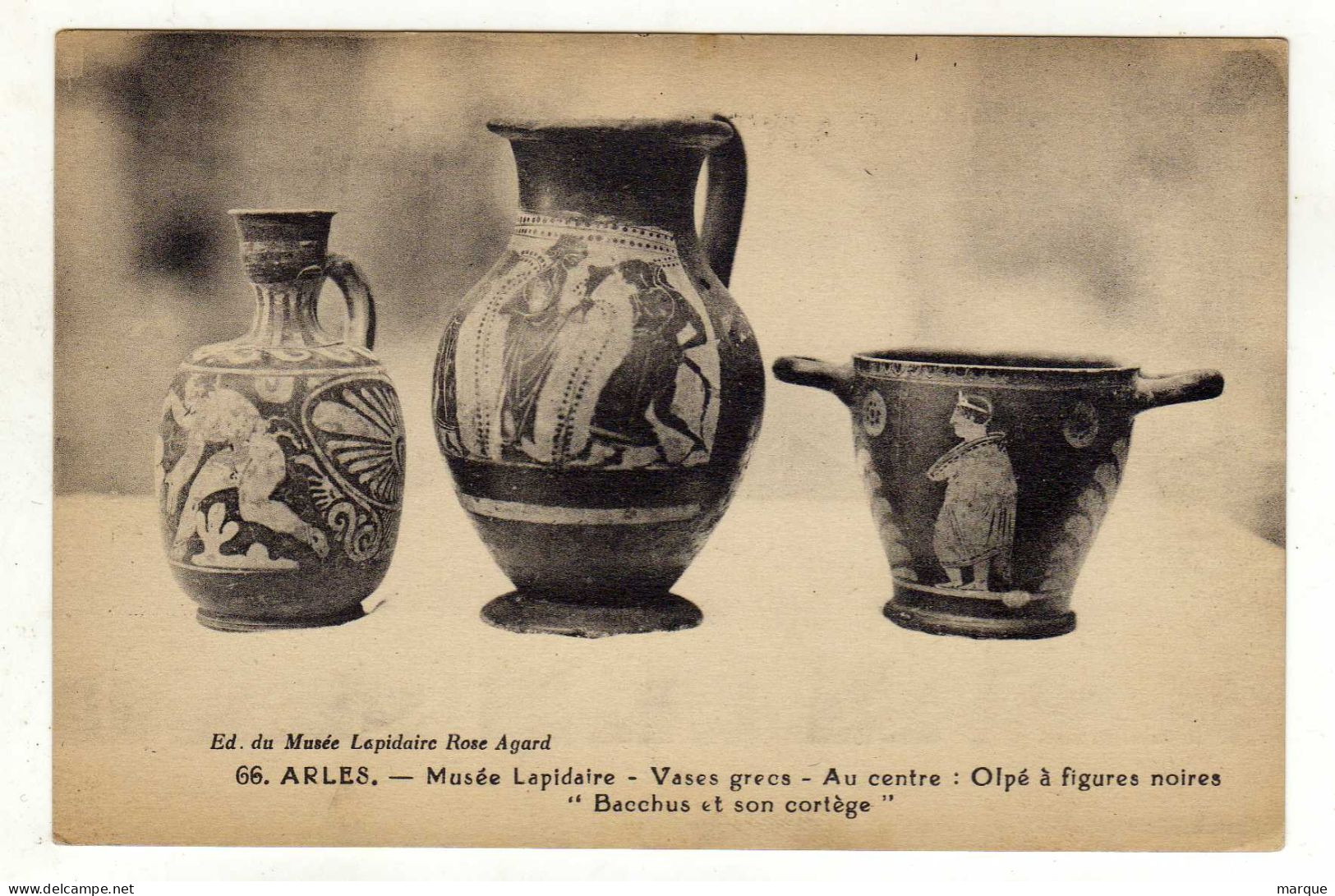 Cpa N° 66 ARLES Musée Lapidaire Vases Grecs Au Centre Olpé à Figures Noires Bacchus Et Son Cortège - Arles