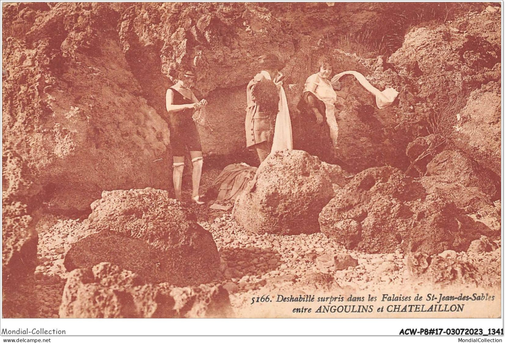 ACWP8-17-0676 - ANGOULINS ET CHATELAILLON - Déshabillé Surpris Dans Les Falaises De St Jean Des Sables - Châtelaillon-Plage