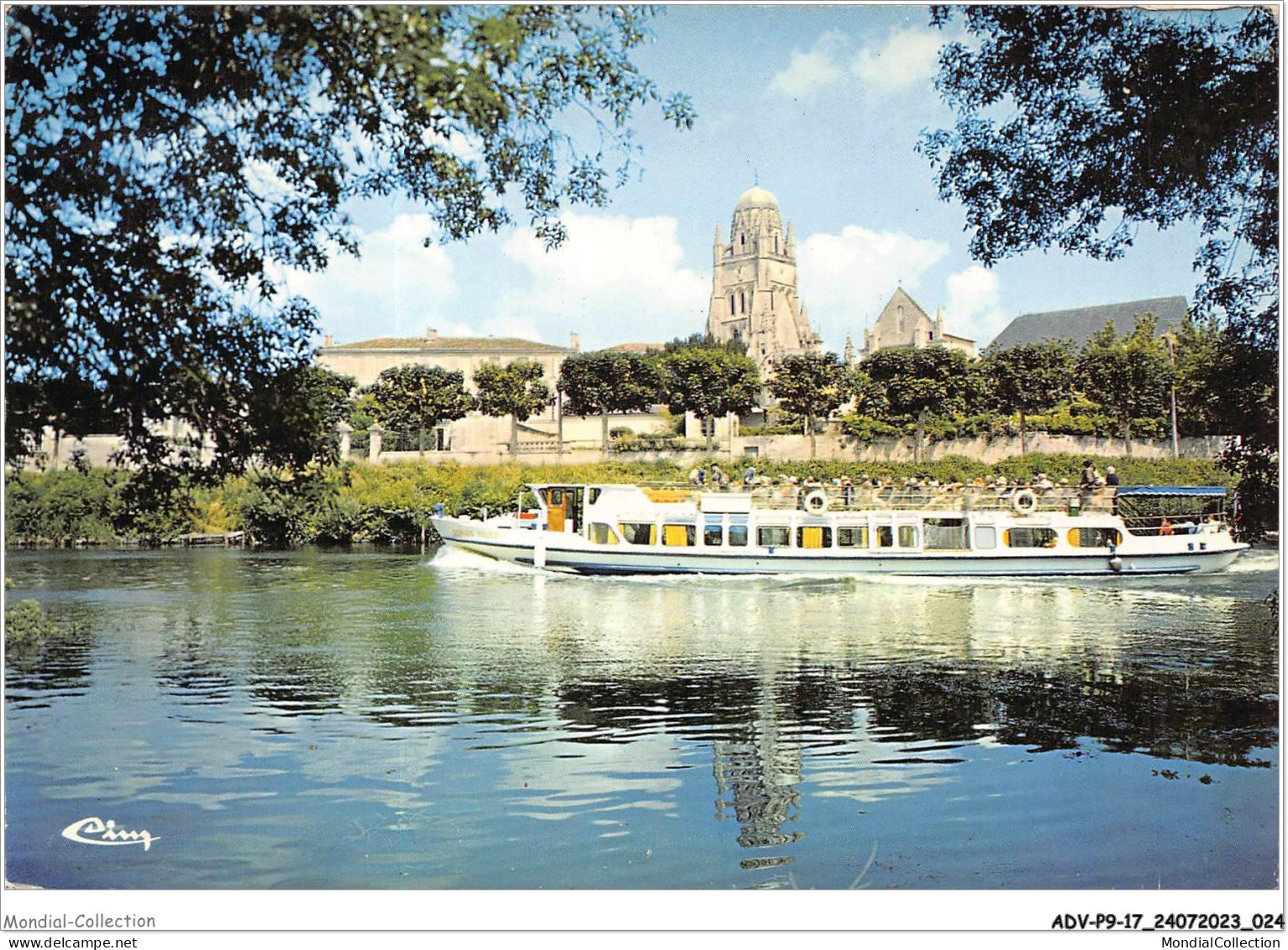 ADVP9-17-0702 - SAINTES - Char-mar - Le Bernard Palissy II - Passant Devant La Cathédrale St-Pierre - Saintes