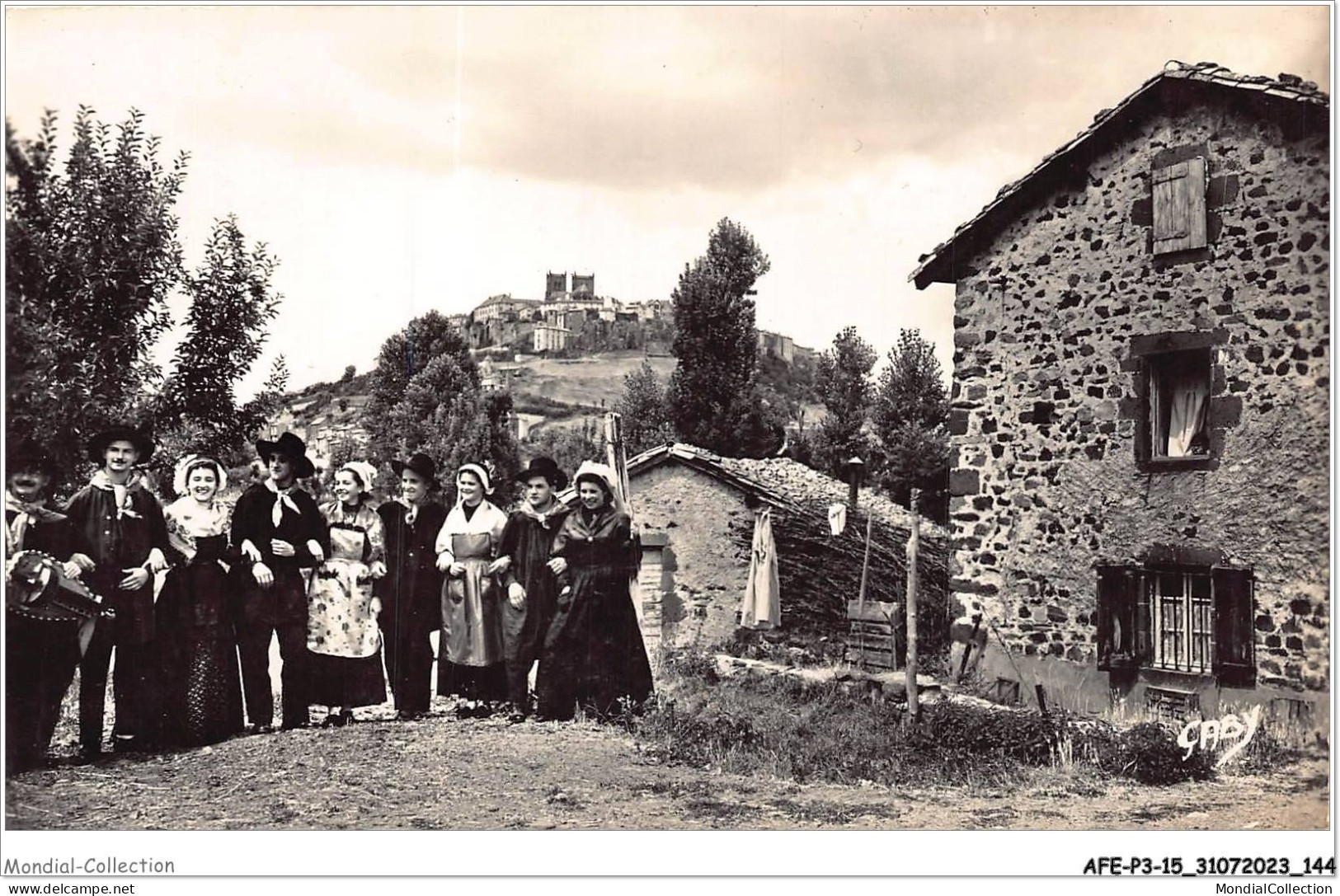 AFEP3-15-0225 - SAINT-FLOUR - Cantal - Jeunes Gens En Costumes Du Pays  - Saint Flour