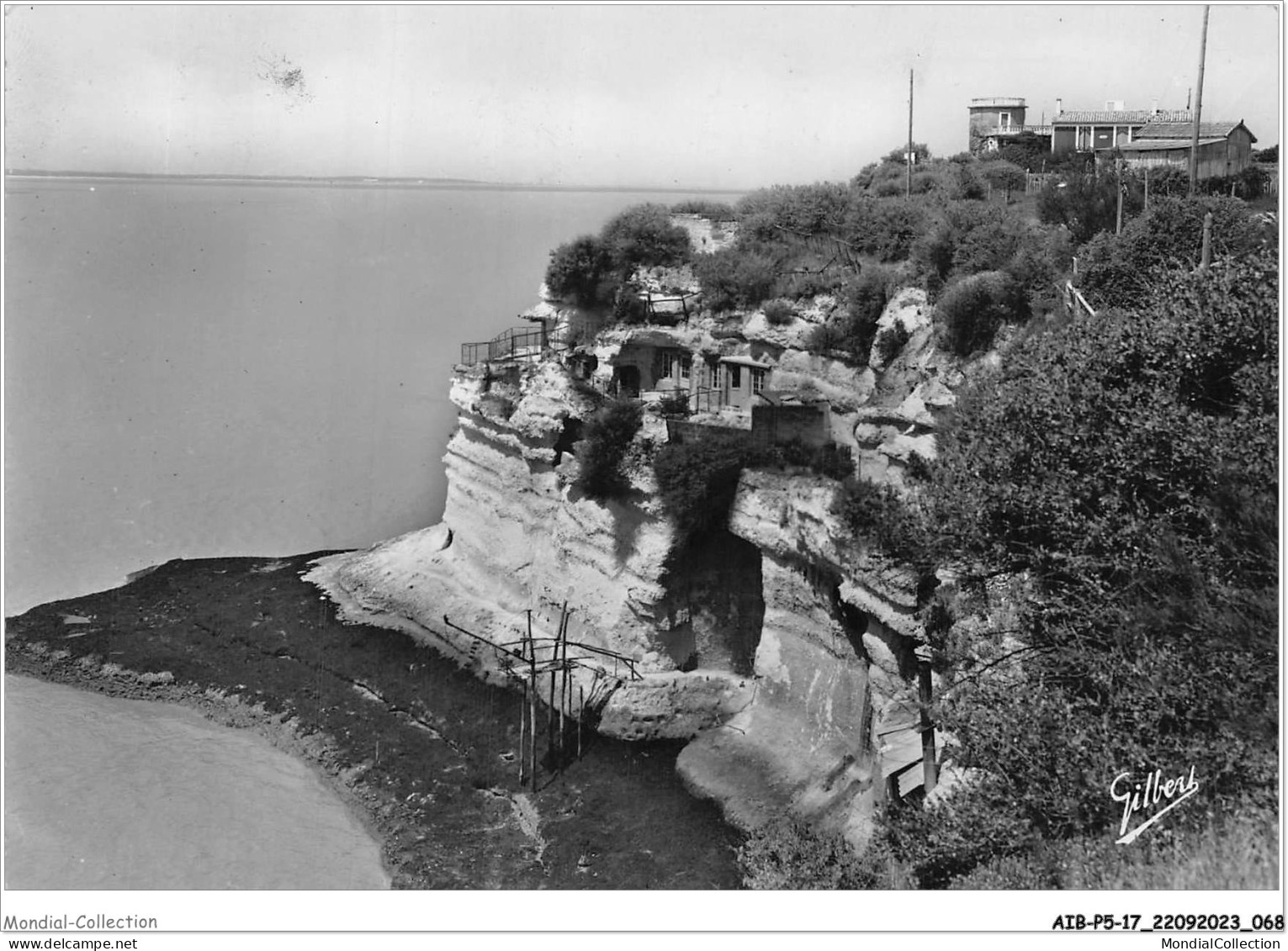 AIBP5-17-0531 - MESCHERS-LES-BAINS - Face à L'océan Les Grottes Percées Dans La Grandes Falaises  - Meschers