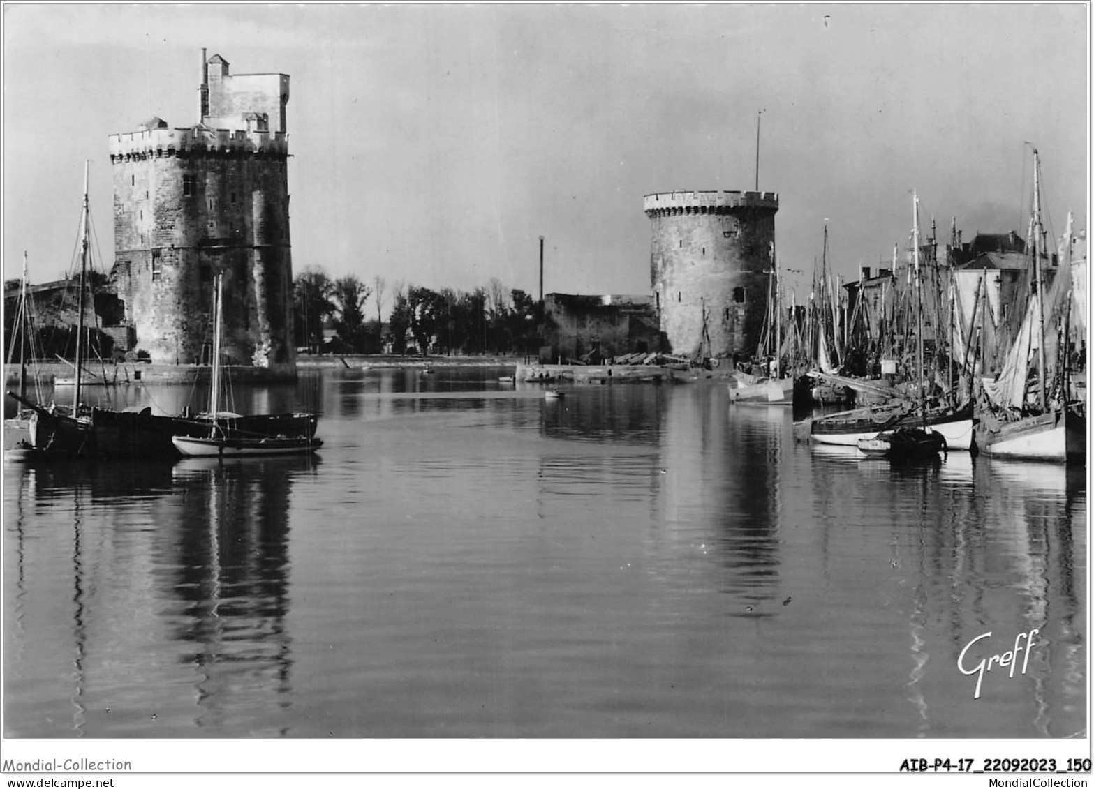 AIBP4-17-0444 - LA ROCHELLE - Le Port - Tours De Saint-nicolas - à Gauche Et De La Chaîne  - La Rochelle