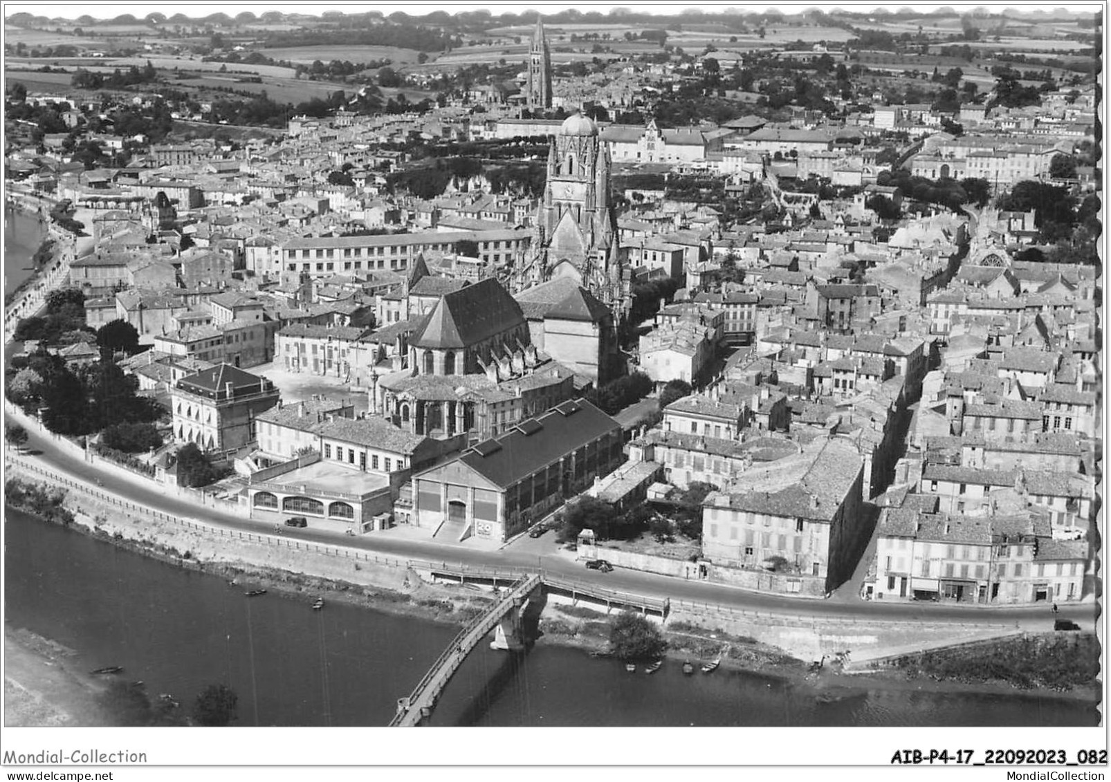 AIBP4-17-0410 - SAINTES - La Passerelle Sur La Charente - Au Second Plan L'église Saint-pierre - Vue Aérienne  - Saintes