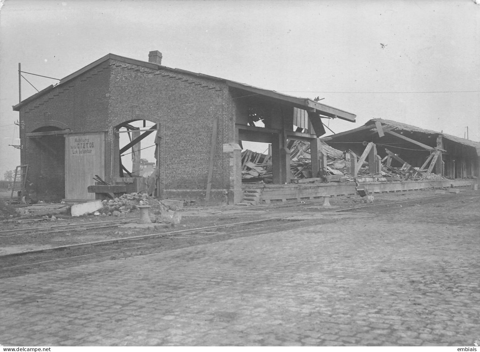 Ligne Du Chemin De Fer LAON Guerre 14/18 - Photo Des Ruines Des Halles Lors D'une Inspection Militaire Oct 1918 - Guerre, Militaire