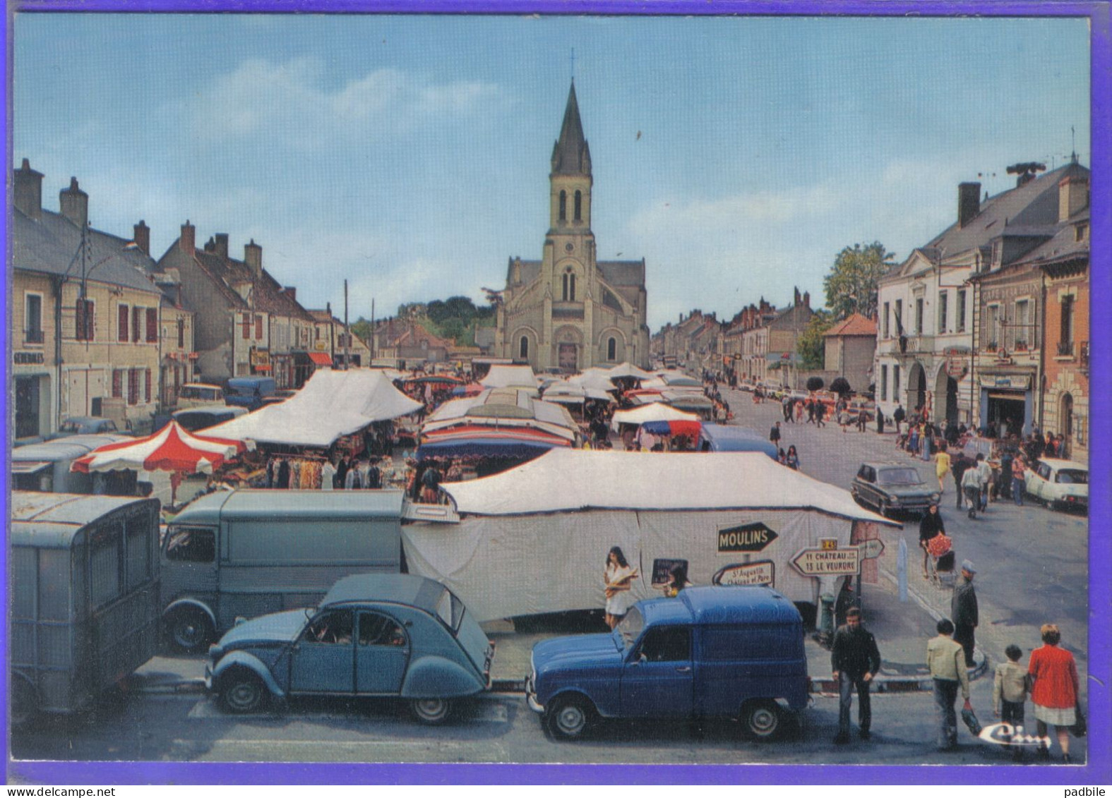 Carte Postale 18. Sancoins  Le Marché Place De La Libération  Renault 4L  2 CV Citroën  Très Beau Plan - Sancoins