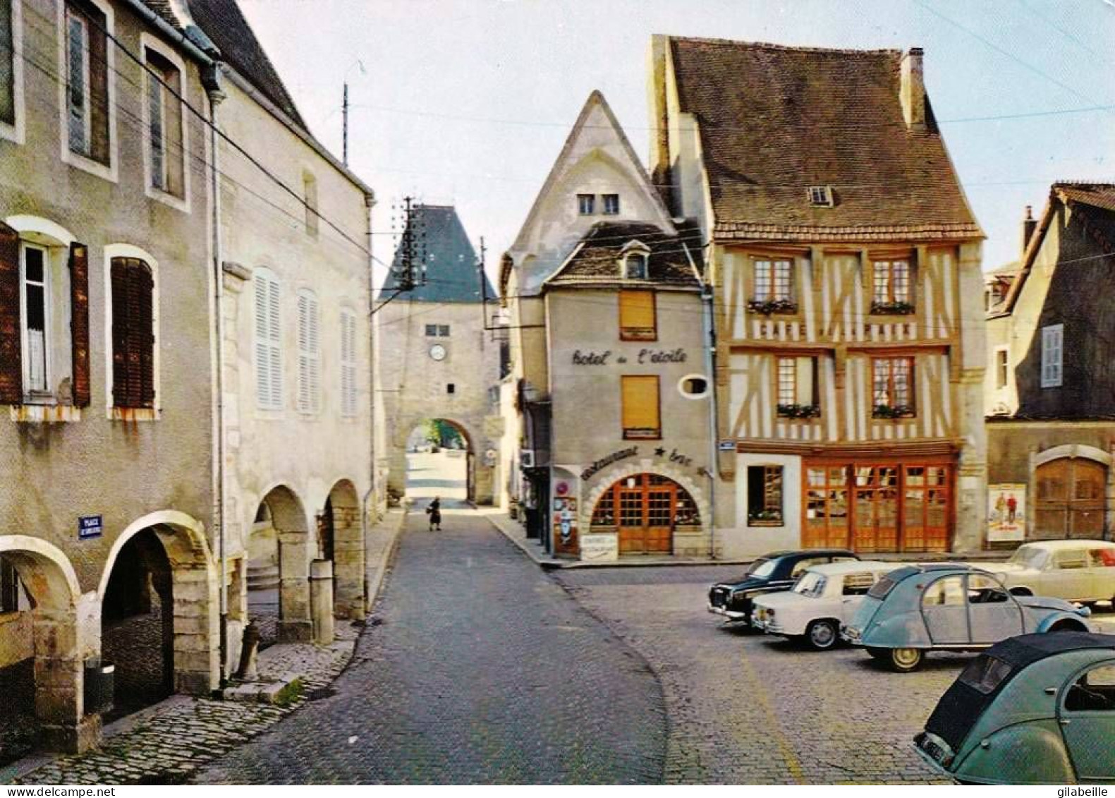 89 - Yonne -  NOYERS  Sur SEREIN -  Place De L Hotel De Ville - Hotel De L étoile - 2CVCitroen - Noyers Sur Serein