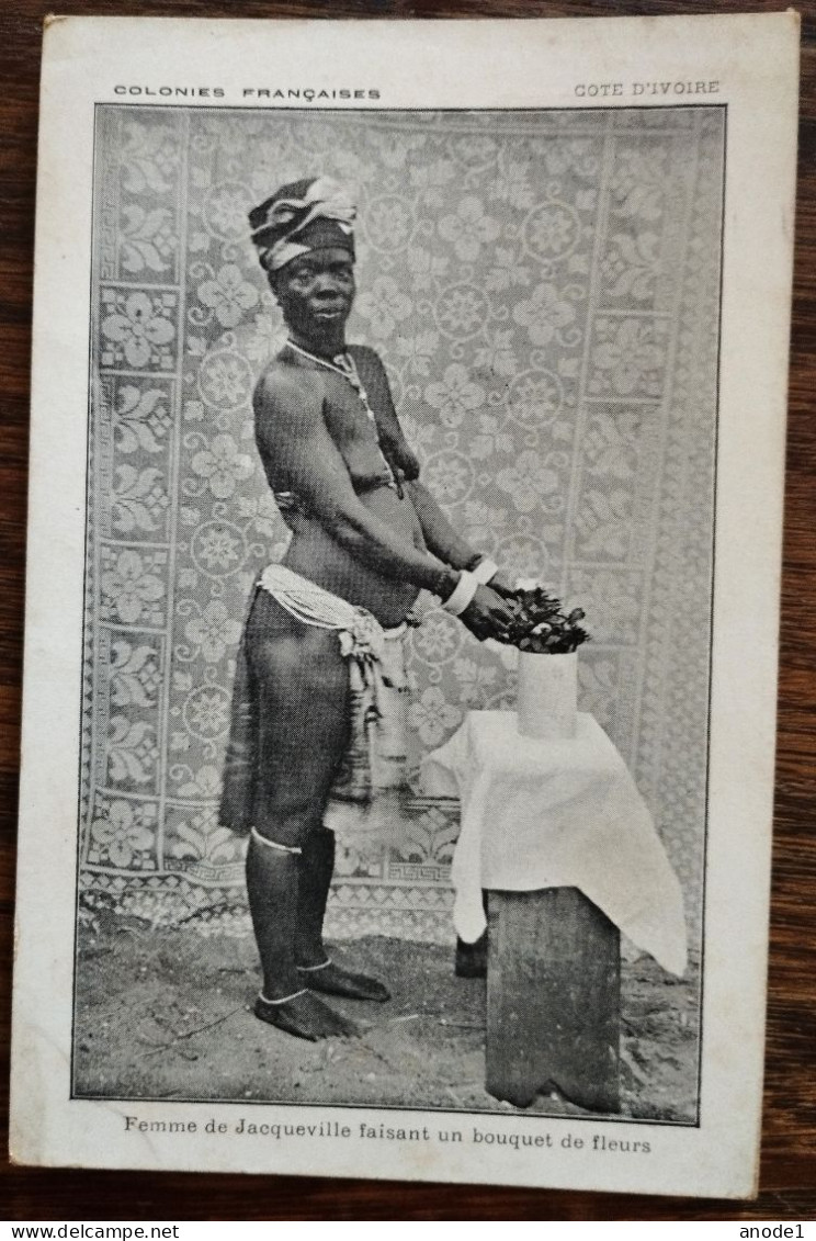 COTE D'IVOIRE  Femme De Jacqueville Faisant Un Bouquet De Fleurs - Elfenbeinküste