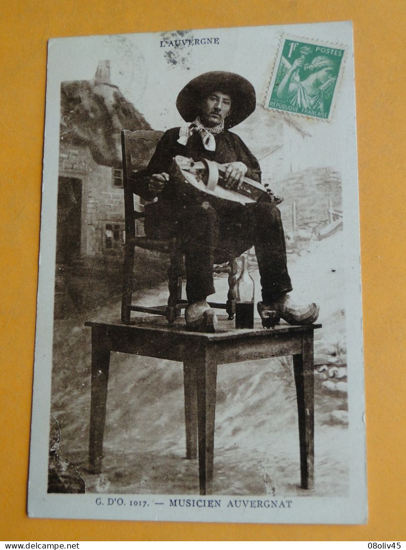 AUVERGNE -- Lot De 4 Cartes Différentes -Paysannes Partant Au Marché - Joueur De Vielle - Fileuses - Paysans - People