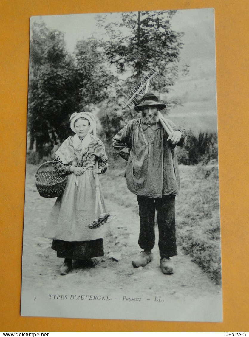 AUVERGNE -- Lot De 4 Cartes Différentes -Paysannes Partant Au Marché - Joueur De Vielle - Fileuses - Paysans - People