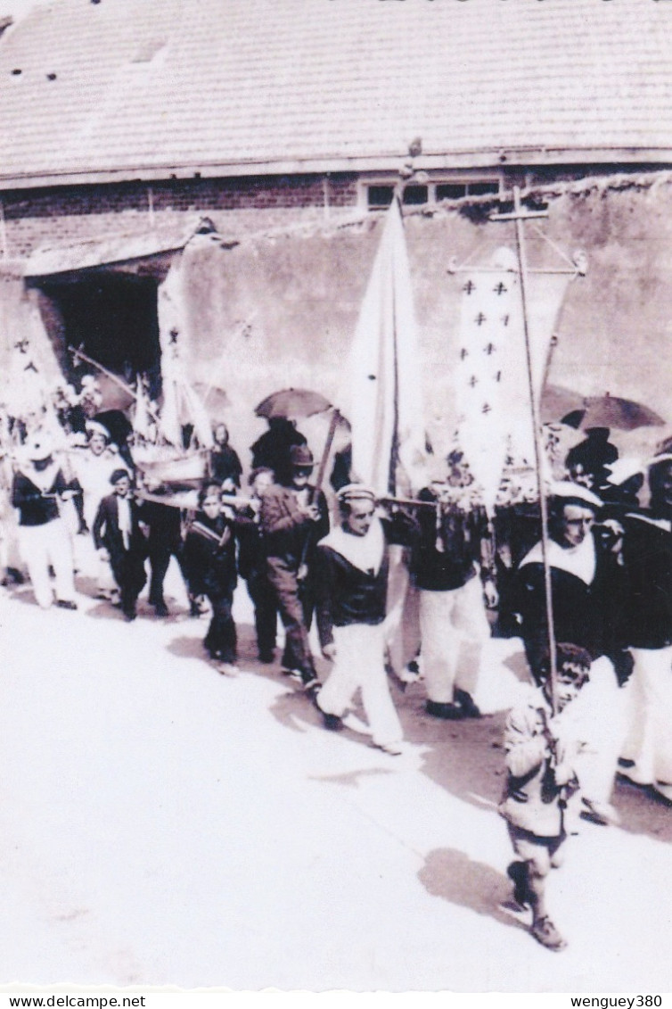 56 GROIX    Montée De Port-Tudy    Procession Lors D'une Benediction De La Mer       TB PLAN   RARE - Groix