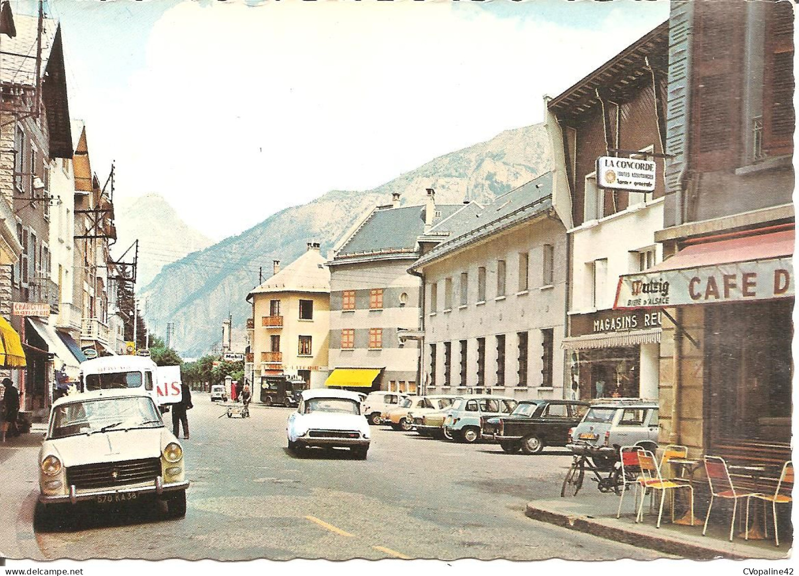 BOURG D'OISANS (38) La Place Et La Poste (Voiture Peugeot 404 , DS Citroen)  CPSM GF - Bourg-d'Oisans