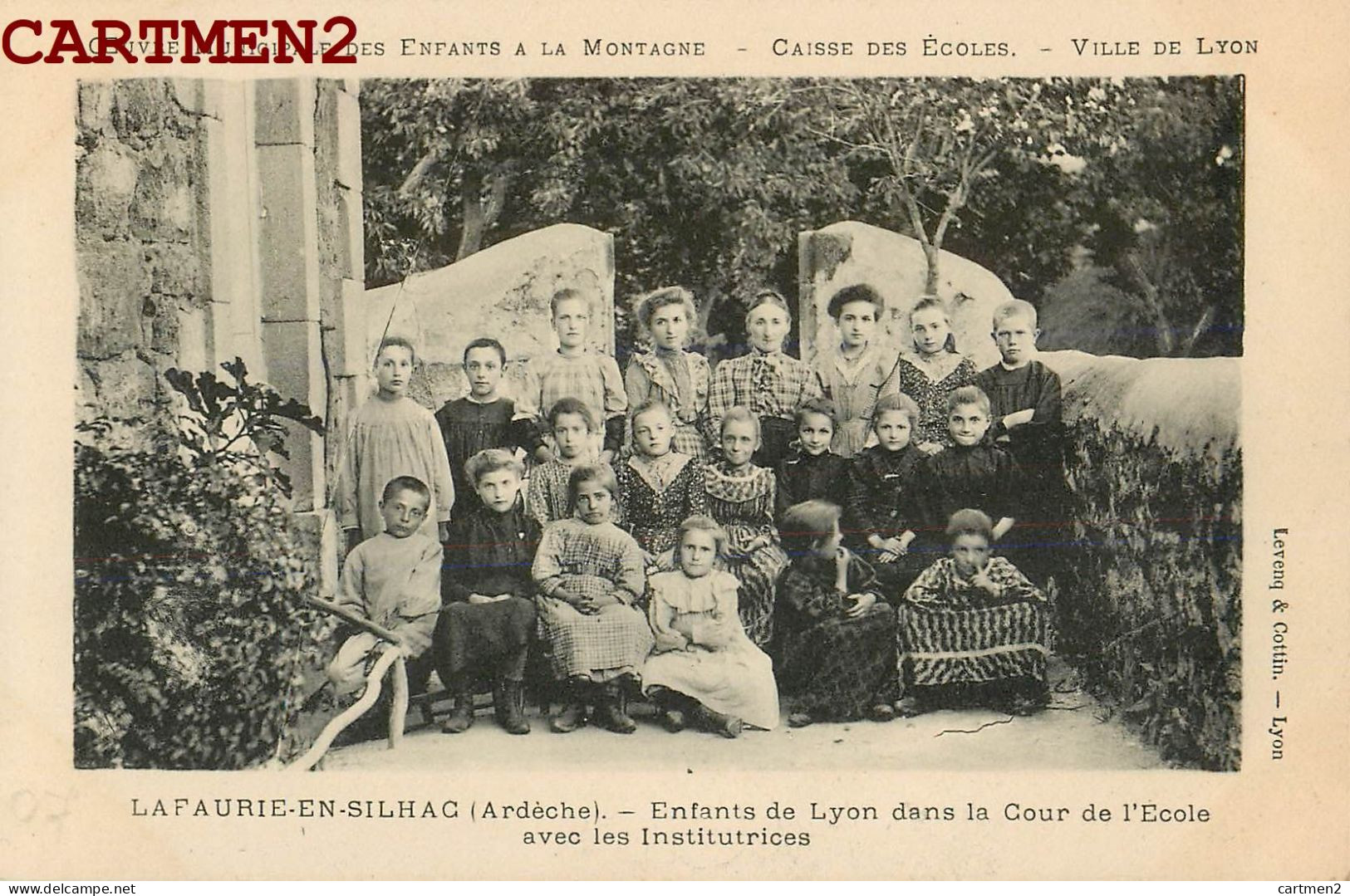 LA FAURIE-EN-SILHAC ENFANTS DE LYON DANS LA COUR DE L'ECOLE OEUVRE MUNICIPALE DES ENFANTS A LA MONTAGNE 07 ARDECHE - Autres & Non Classés