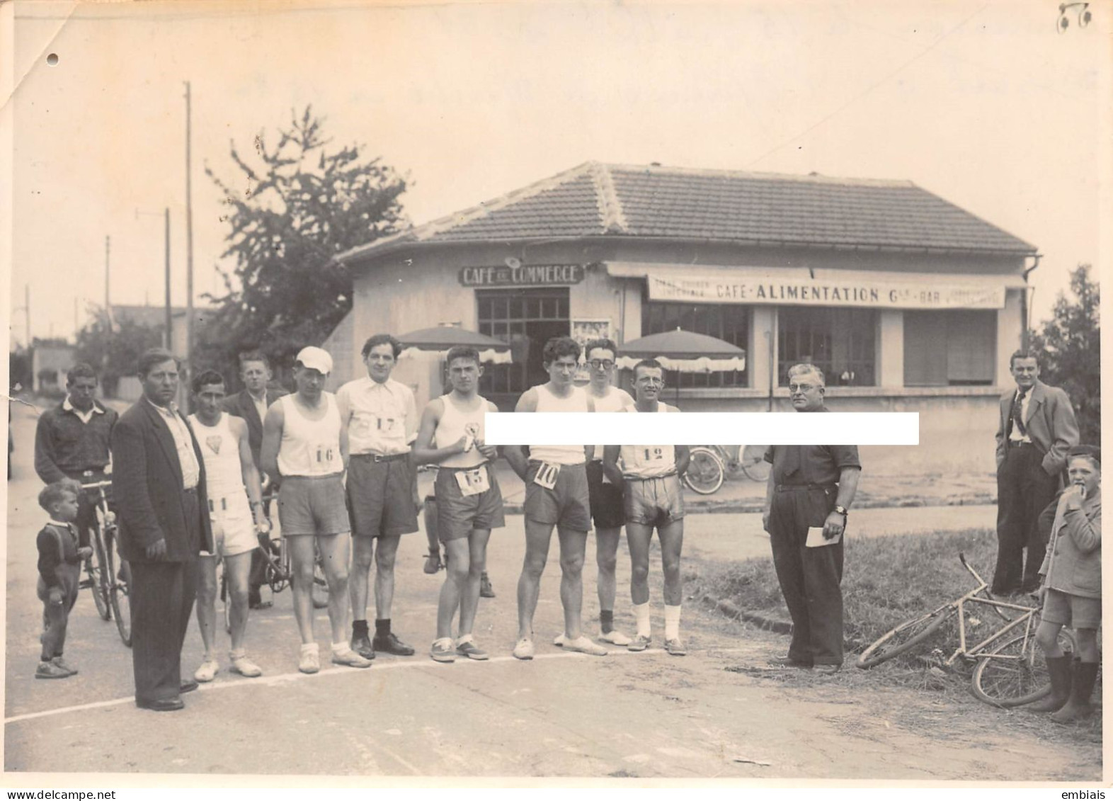 ORMESSON 1951 Photo Originale Départ De L'épreuve De Marche Hommes Man En Short Devant Le Café Du Commerce Siège Du Club - Deportes