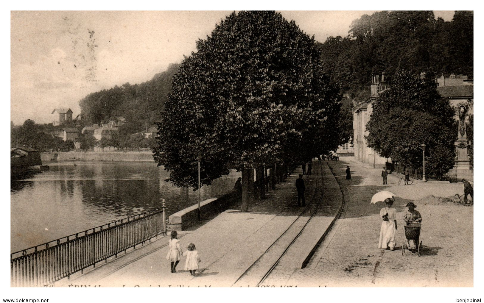 Epinal - Le Quai De Juillet Et Le Monument De 1870-1871 - Epinal