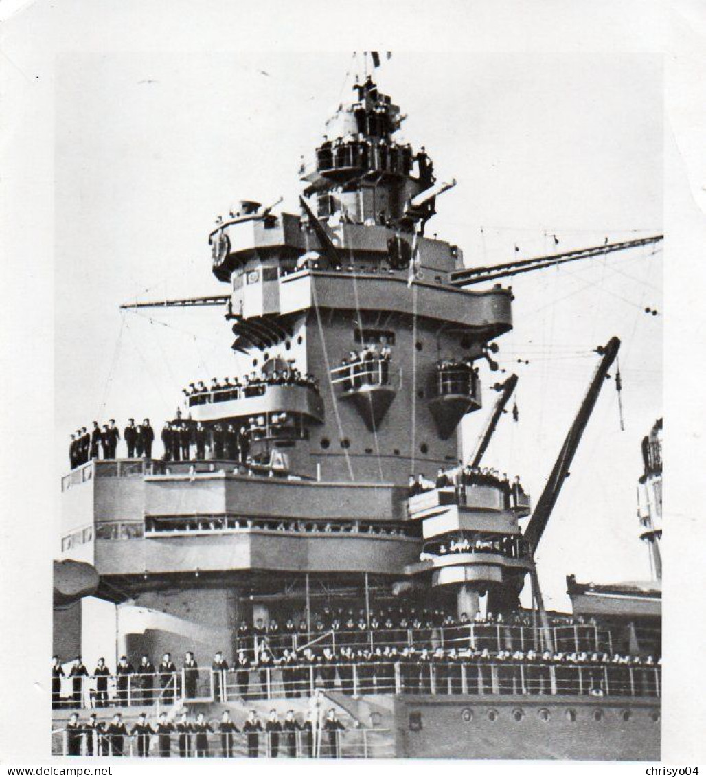 4V5Hys    Photo Originale (13cm X 12cm) équipage Du Bateau De Guerre Strasbourg à Toulon 5/12/1940 - Guerre