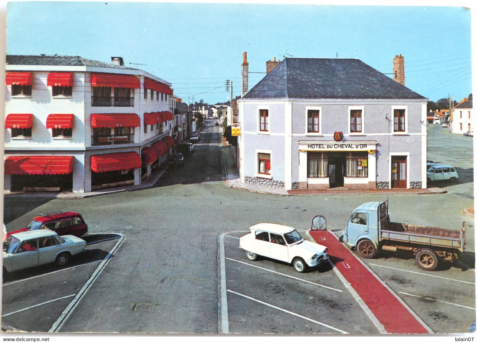 Carte Postale : 85 : CHALLANS : Place Aristide Briand, "Hotel Du Cheval D'Or", Timbre En 1972 - Challans