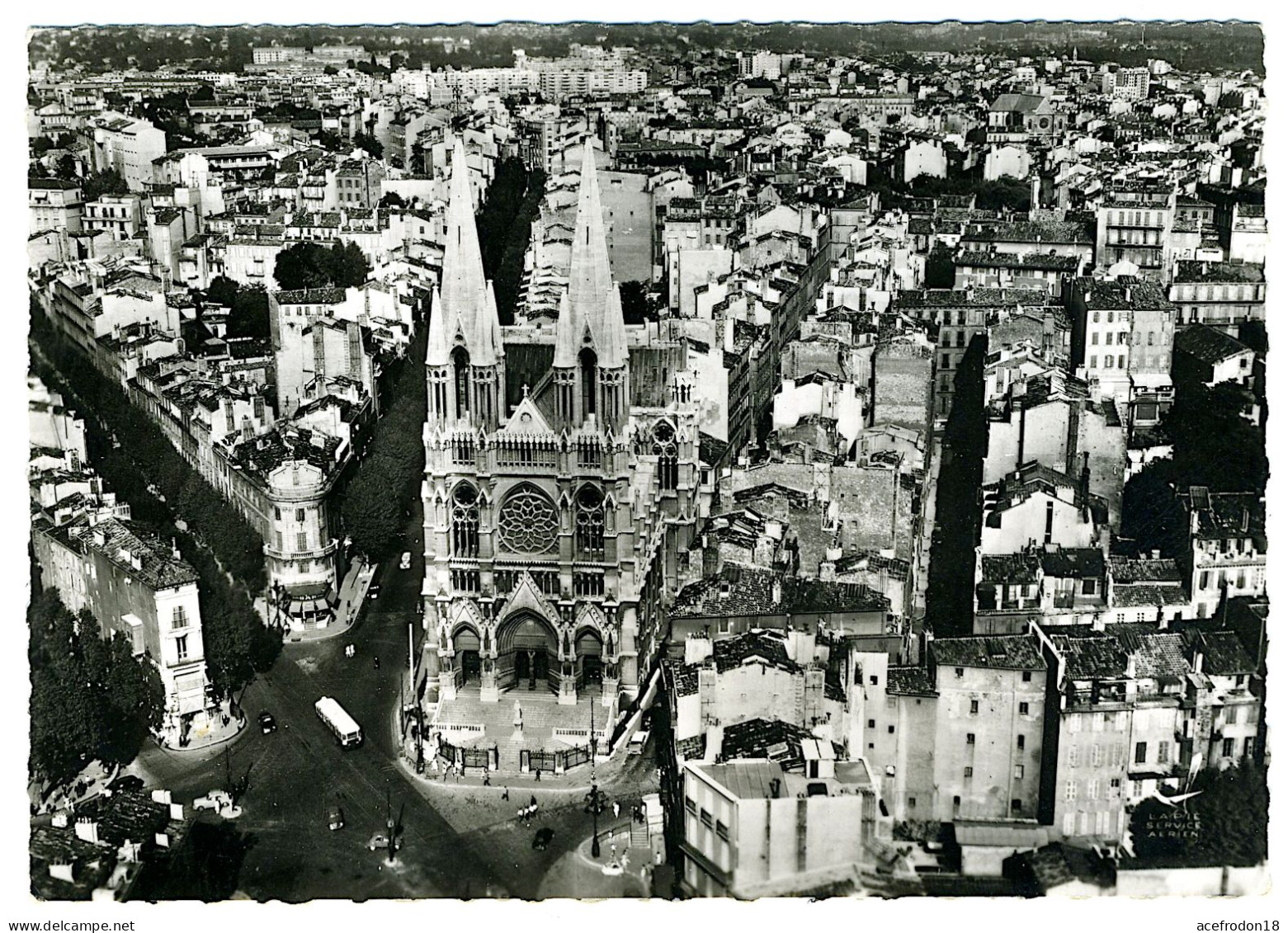 MARSEILLE - En Avion Au Dessus De... - L'église Des Réformés Et Le Boulevard De La Libération - Monuments