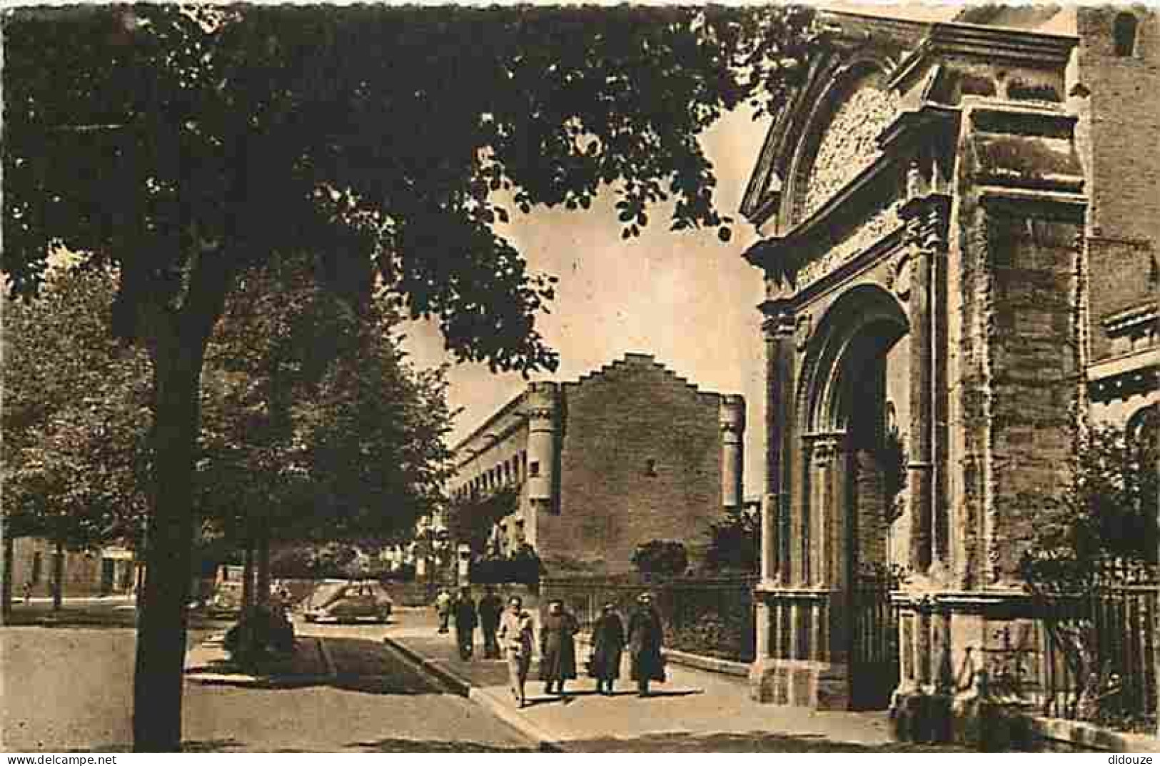 31 - Toulouse - Basilique Saint Sernin - Porte Miégeville - Au Fond La Collégiale Saint Raymond - Animée - Automobiles - - Toulouse