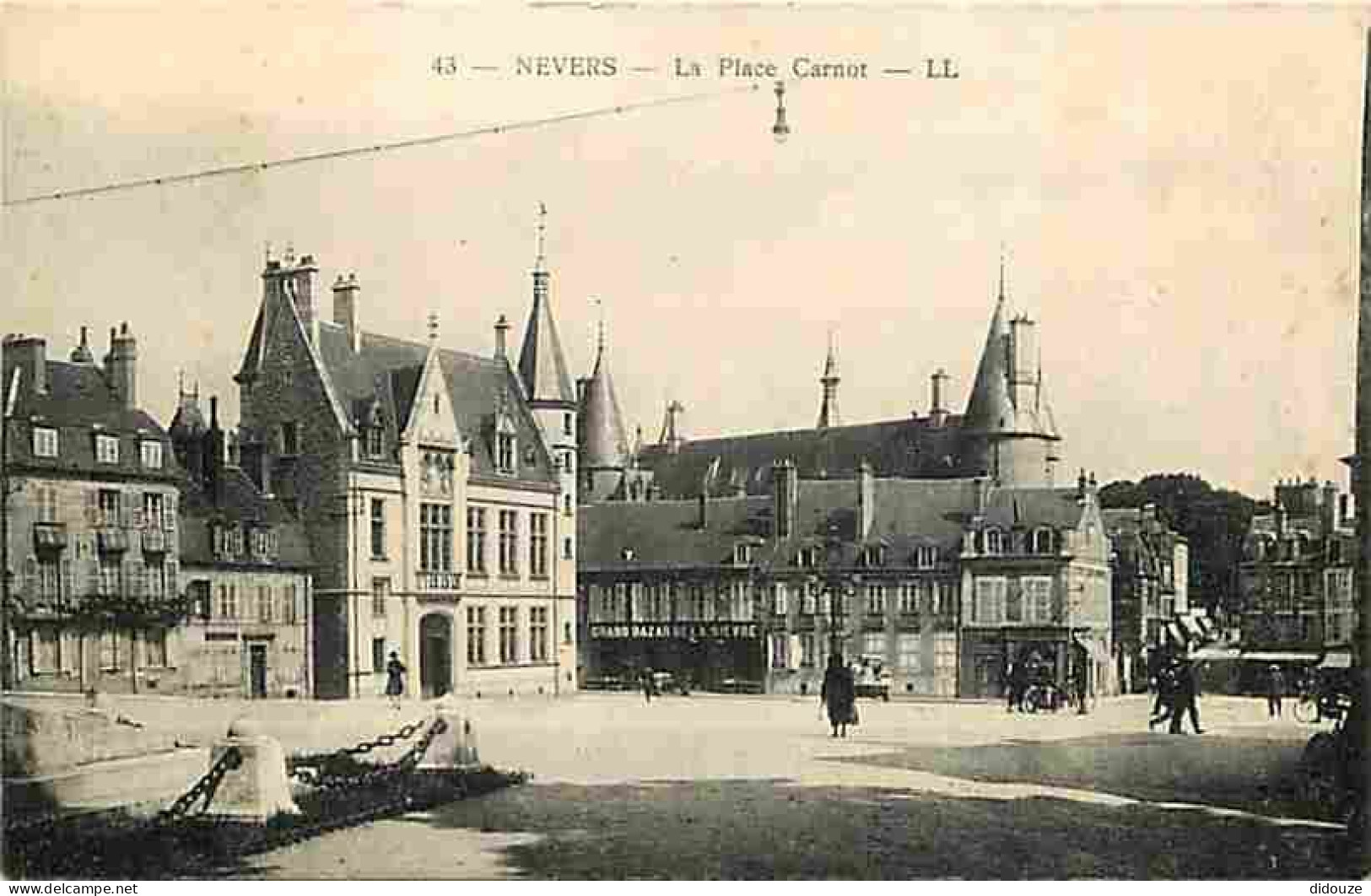 58 - Nevers - La Place Carnot - Animée - CPA - Voir Scans Recto-Verso - Nevers