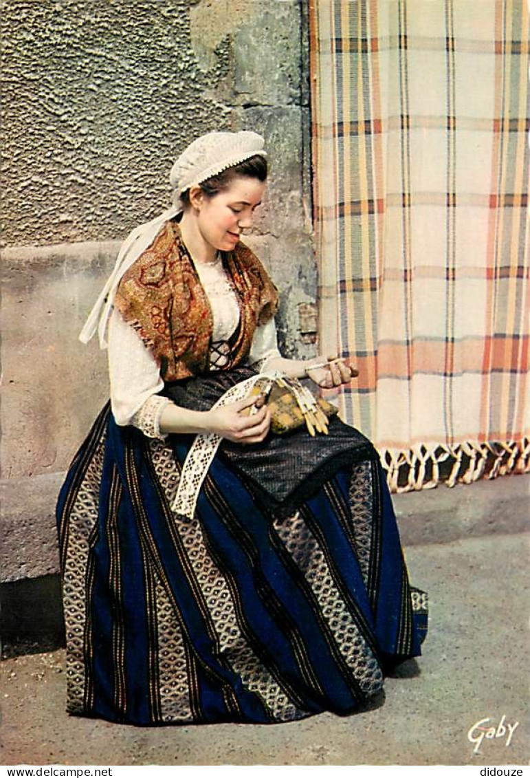 Folklore - Auvergne - Groupe Folklorique La Bourrée De Saint Flour Clermont-Ferrand - Devant Le Logis - Auvergnate Trava - Kostums