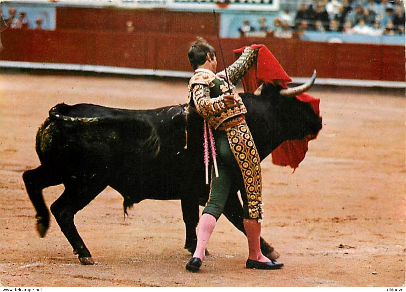 Corrida - Manuel Benitez El Cordobès - Pase De Pecho Con La Izquierda - El Cordobès Réalise Un Passage De Poitrine à Mai - Corrida