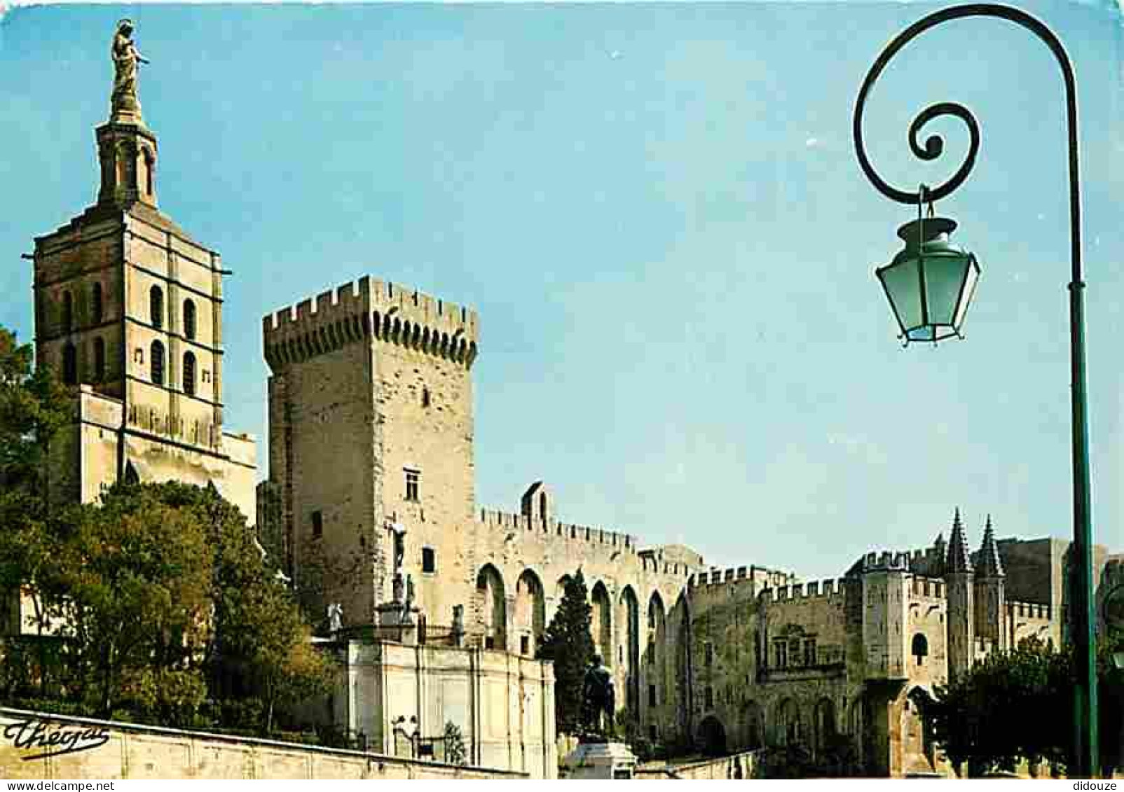 84 - Avignon - Le Palais Des Papes - Etat Pli Visible - CPM - Voir Scans Recto-Verso - Avignon