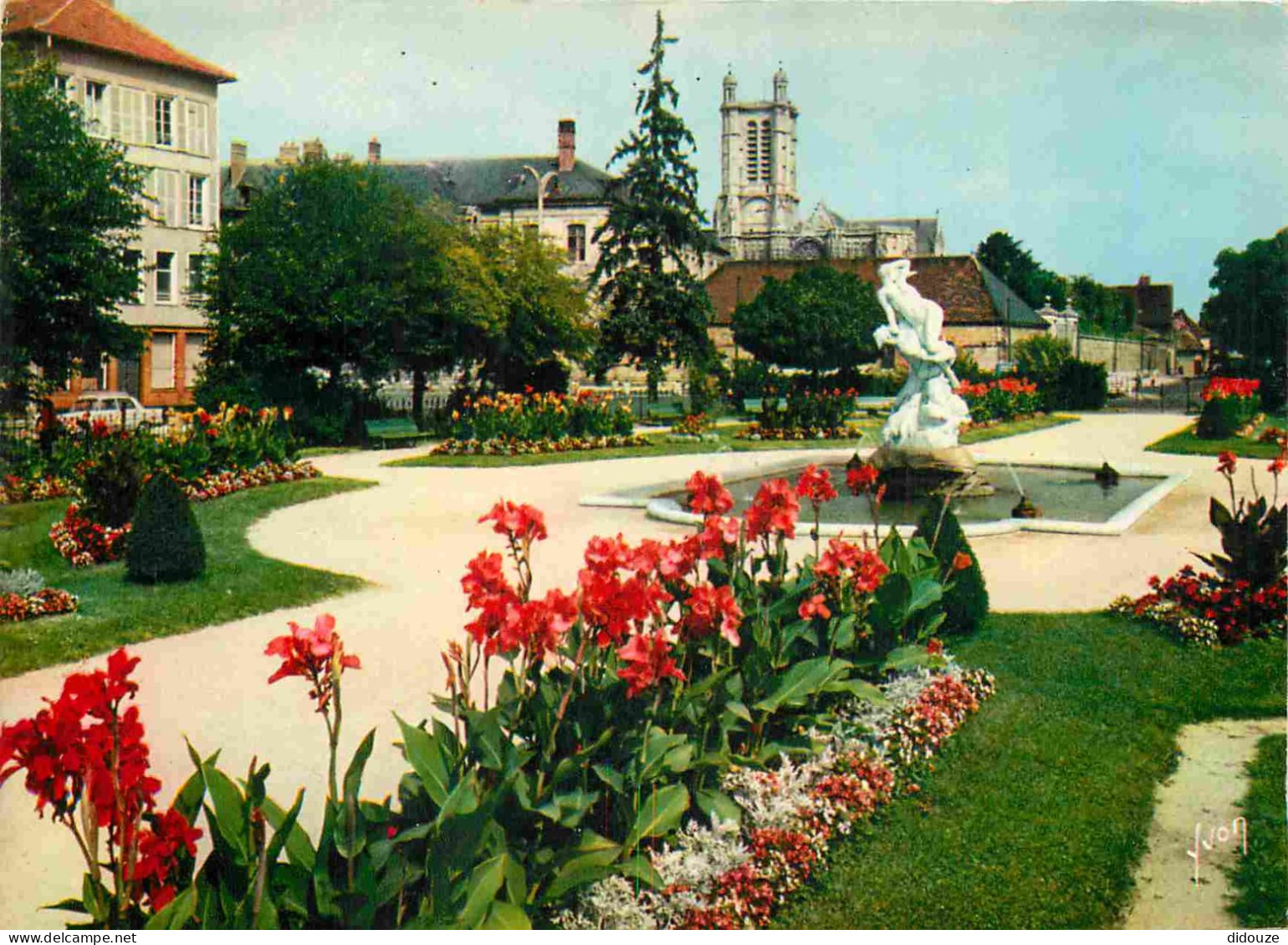 10 - Troyes - Les Jardins De La Préfecture Et Cathédrale Saint-Pierre Et Saint-Paul - Fleurs - CPM - Voir Scans Recto-Ve - Troyes