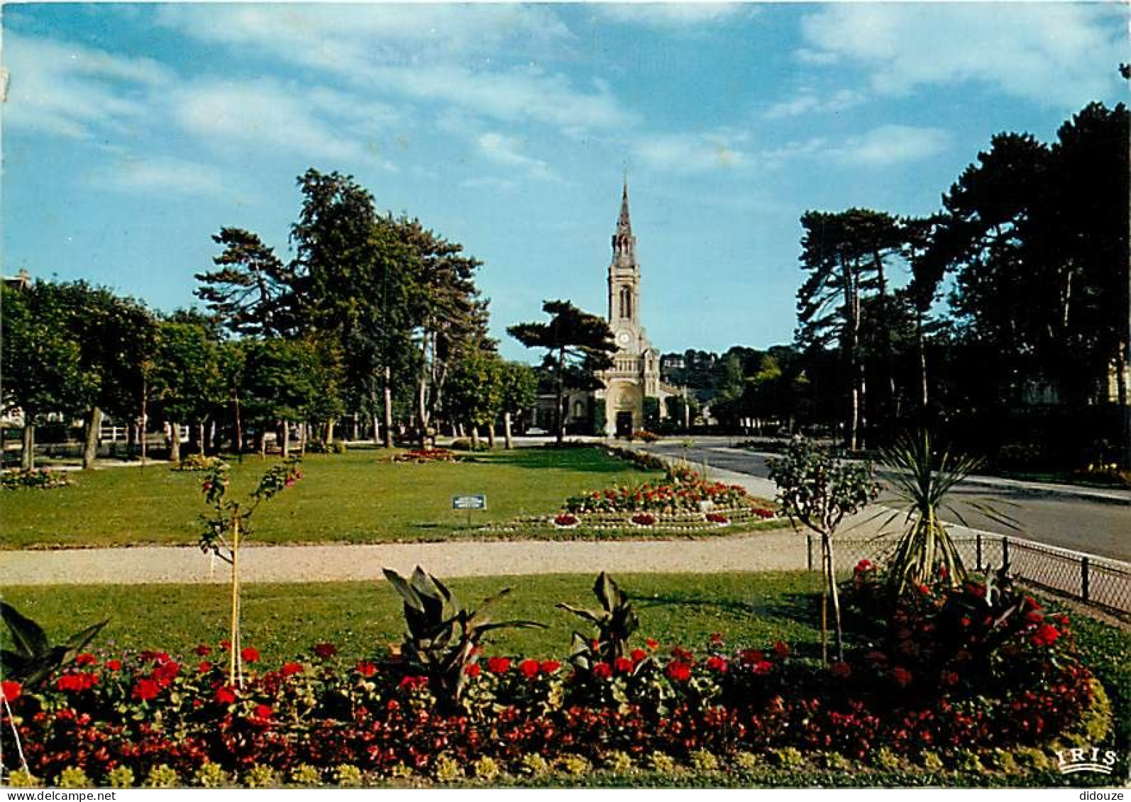 14 - Deauville - Le Square Et L'Eglise Saint-Augustin - Fleurs - CPM - Voir Scans Recto-Verso - Deauville