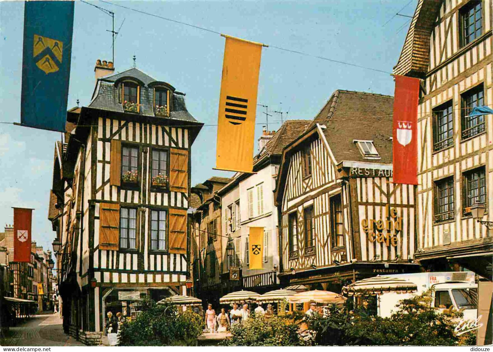 10 - Troyes - Vieilles Maisons Champenoises Place Du Maréchal Foch - Blasons - CPM - Voir Scans Recto-Verso - Troyes