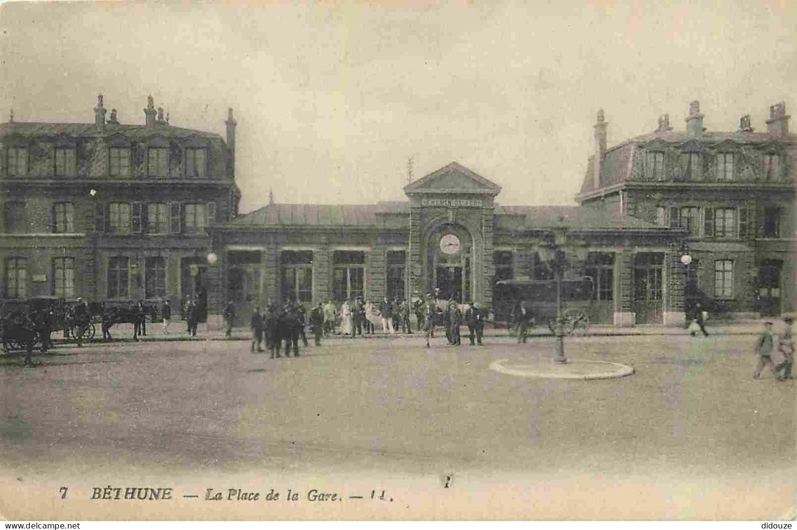 62 - Béthune - La Place De La Gare - Animée - CPA - Voir Scans Recto-Verso - Bethune