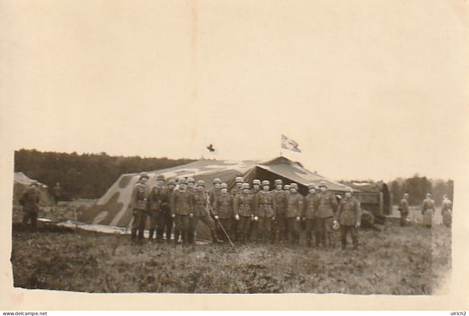Foto Gruppe Deutsche Soldaten Vor Zelt Mit Sanitätsflagge Und Kriegsflagge - Whsl. Russland - 2. WK - 8*5cm (69450) - War, Military