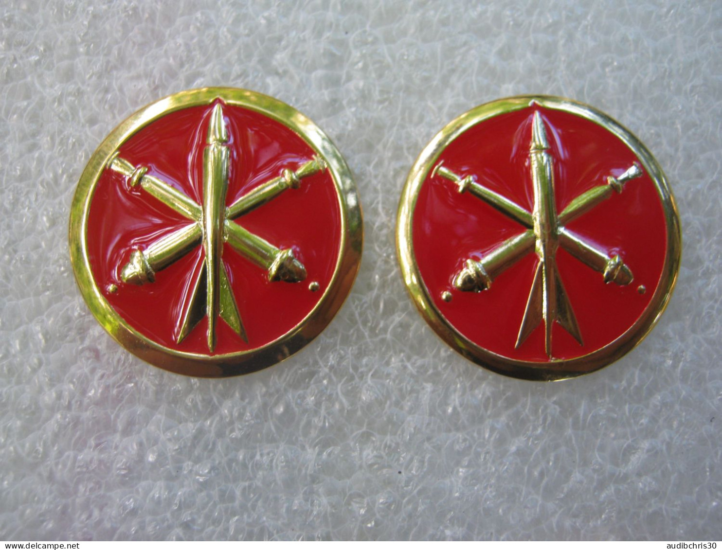 2 INSIGNES DE COL ARMEE FRANCAISE / ARTILLERIE (FOND ROUGE + DORE) ETAT EXCELLENT FAB. CHOLET - Esercito