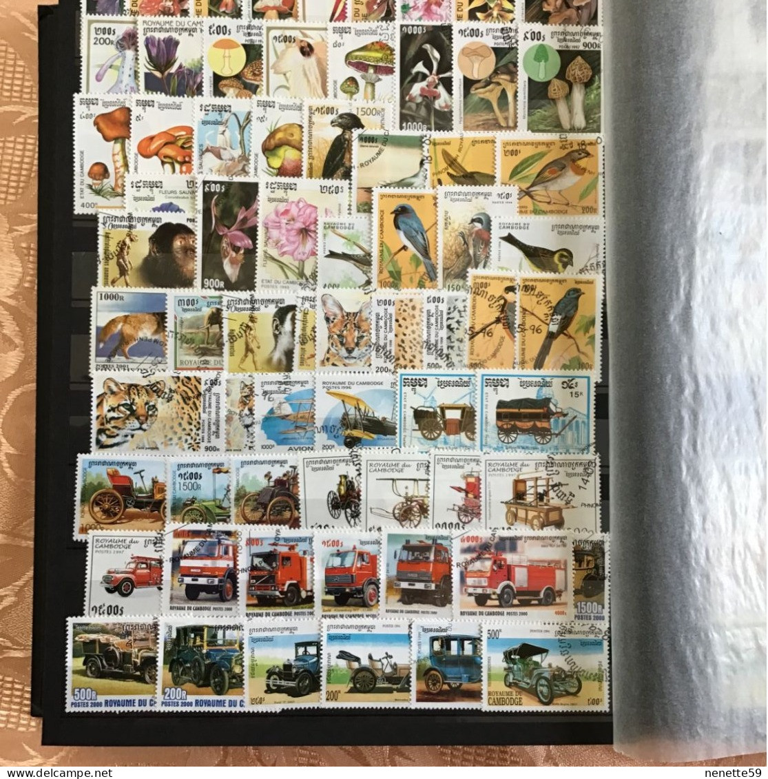 Beau Classeur 64 pages TBE avec + de 3300 Timbres tous Pays