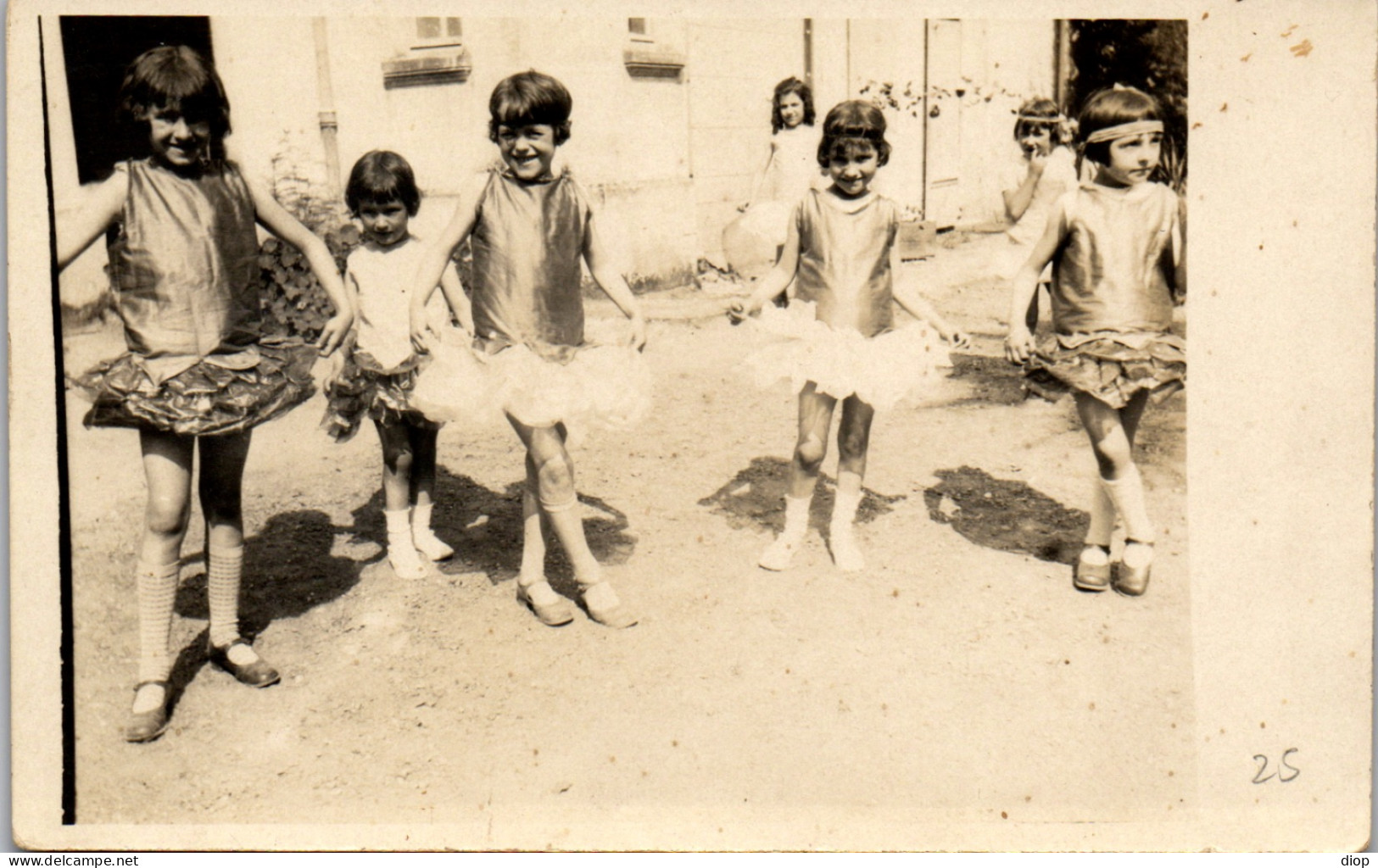 CP Carte Photo D&#039;&eacute;poque Photographie Vintage Enfant D&eacute;guisement Danse Fille  - Autres & Non Classés