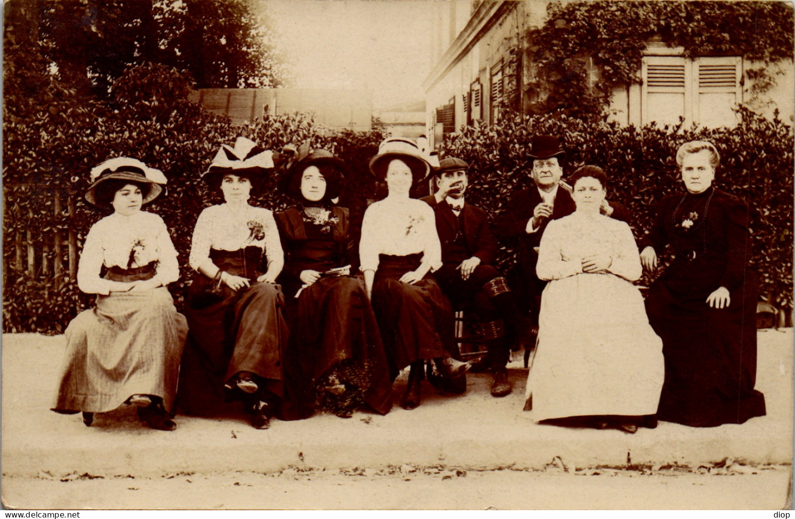 CP Carte Photo D&#039;&eacute;poque Photographie Vintage Groupe Mode Famille Chapeau - Couples